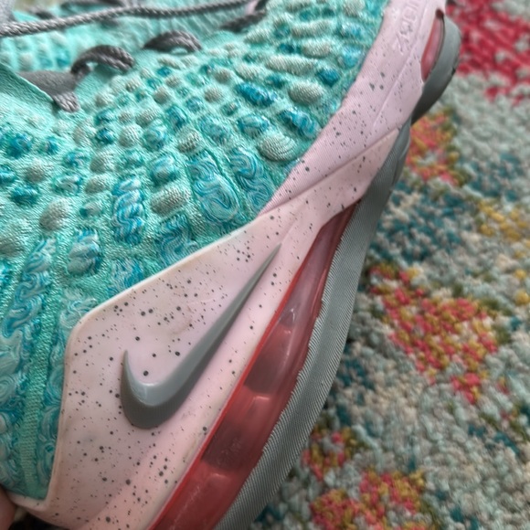 LeBron James youth 6 shoes - Picture 5 of 6